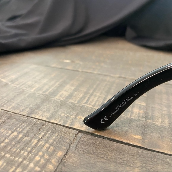 Gucci Sunglasses with case. Y2K. Black. VGC. Black with logo on temple - Picture 6 of 12